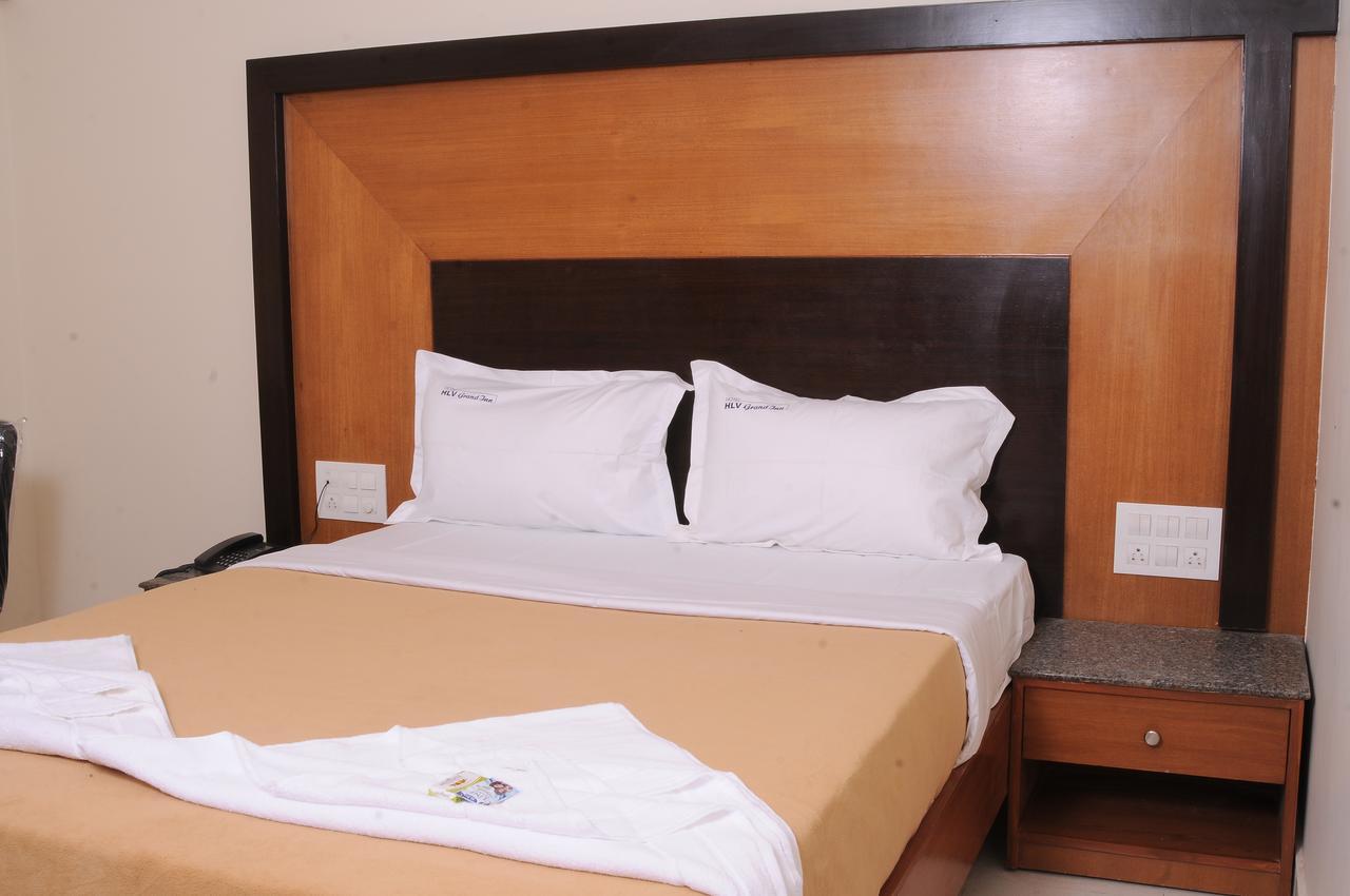 Hlv Grand Inn Bangalore Exterior foto