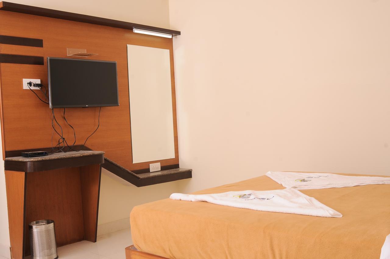 Hlv Grand Inn Bangalore Exterior foto