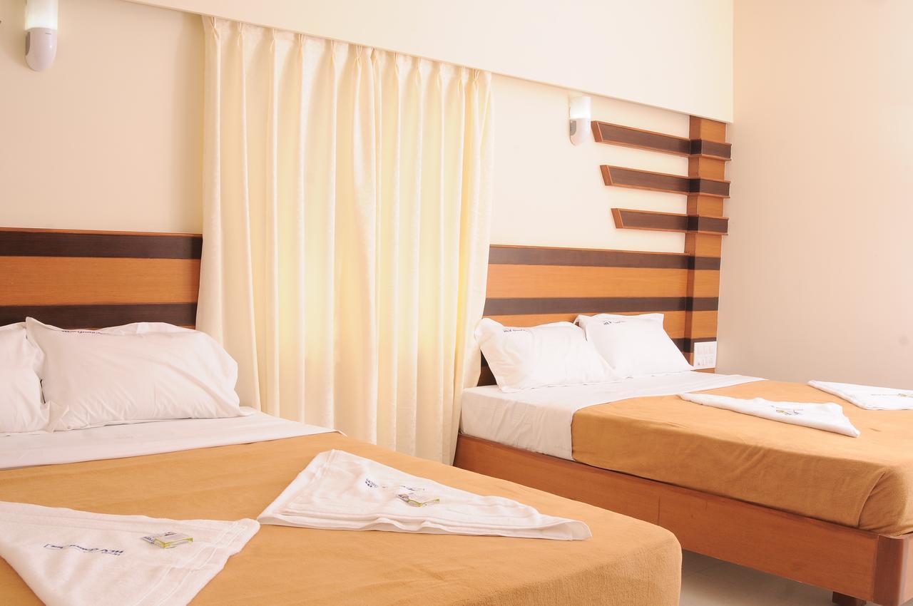 Hlv Grand Inn Bangalore Exterior foto