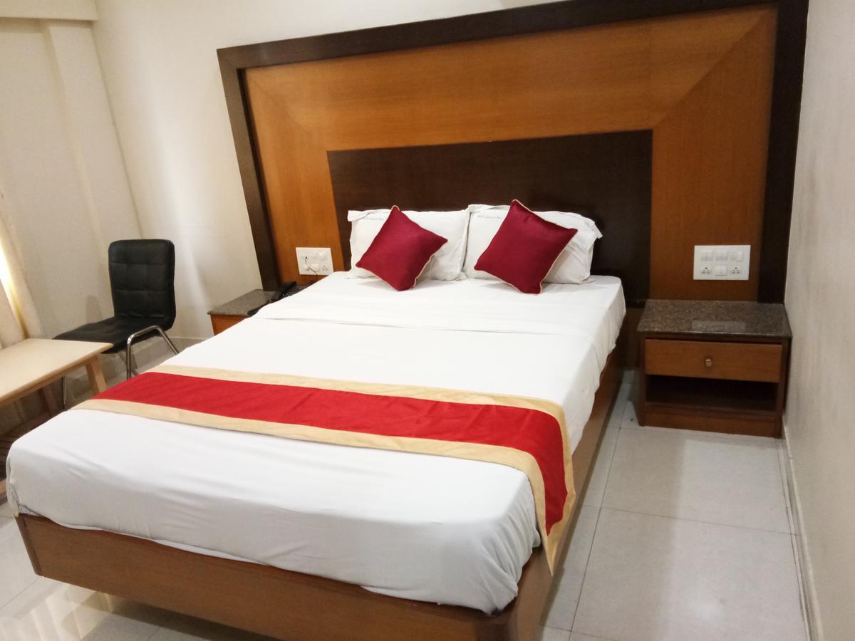 Hlv Grand Inn Bangalore Exterior foto