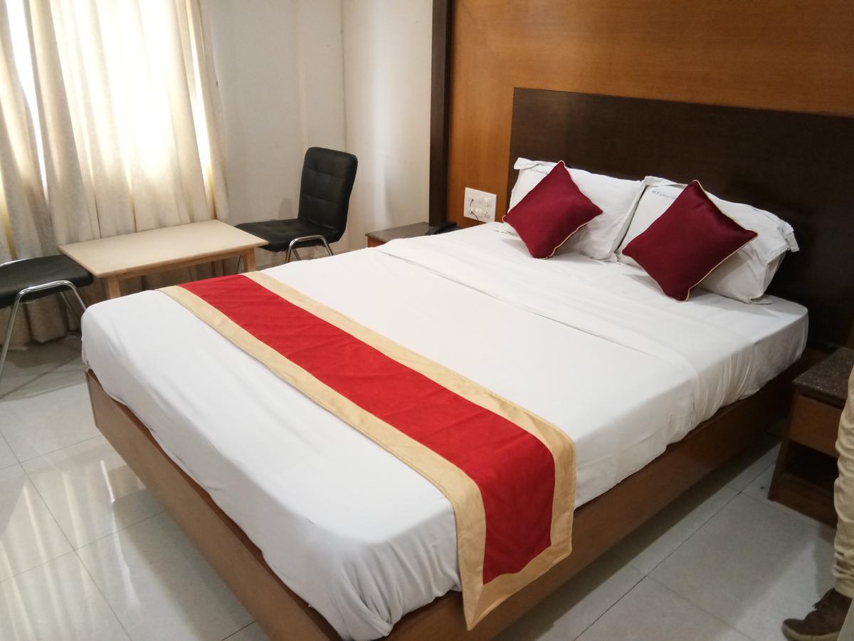 Hlv Grand Inn Bangalore Exterior foto
