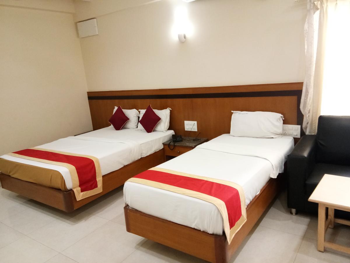 Hlv Grand Inn Bangalore Exterior foto